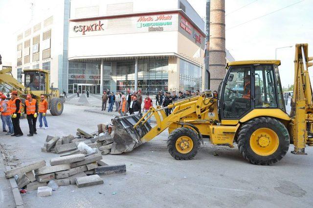 Kaldırım Taşlarını Sökerek Barikat Kuran Gruba Polis Müdahalesi: 13 Gözaltı