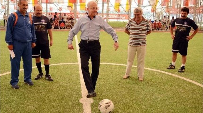 B&uuml;y&uuml;kşehir Personeli Halı Sahada Ter D&ouml;k&uuml;yor