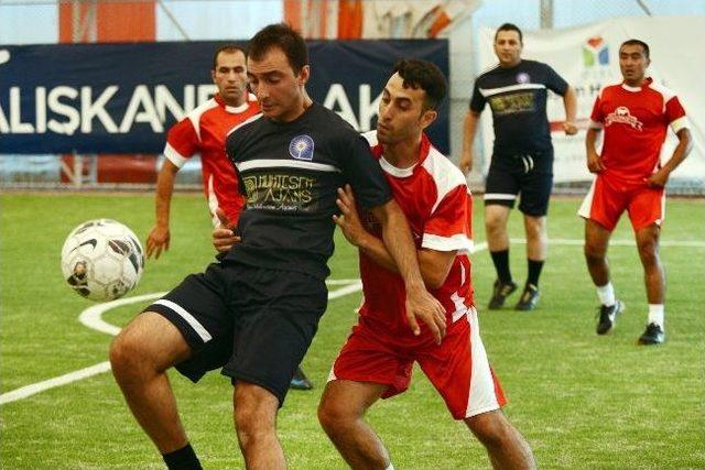 B&uuml;y&uuml;kşehir Personeli Halı Sahada Ter D&ouml;k&uuml;yor 1