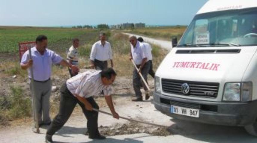 Kooperatif S&uuml;r&uuml;c&uuml;leri K&uuml;reklerle Bozuk Yolları D&uuml;zeltmeye &Ccedil;alışıyor
