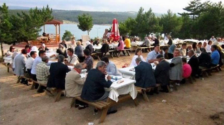 Bilecik Valisi Akpınar'dan Huzurevinde Kalan Yaşlılara Yemek