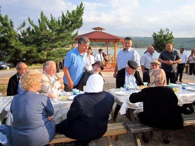 Bilecik Valisi Akpınar dan Huzurevinde Kalan Yaşlılara Yemek 1