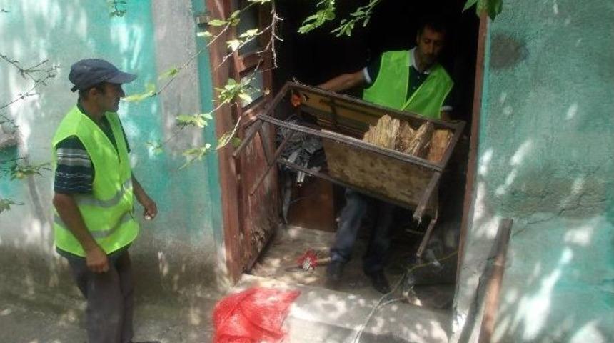 Hasarlı Evi Belediye Yıkıyor