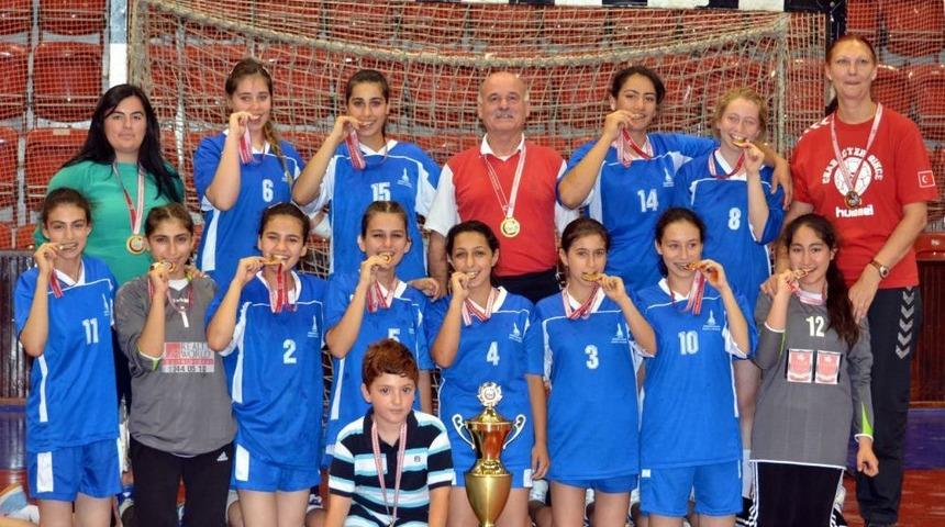 İzmir Bayanlar Hentbolda Şampiyon