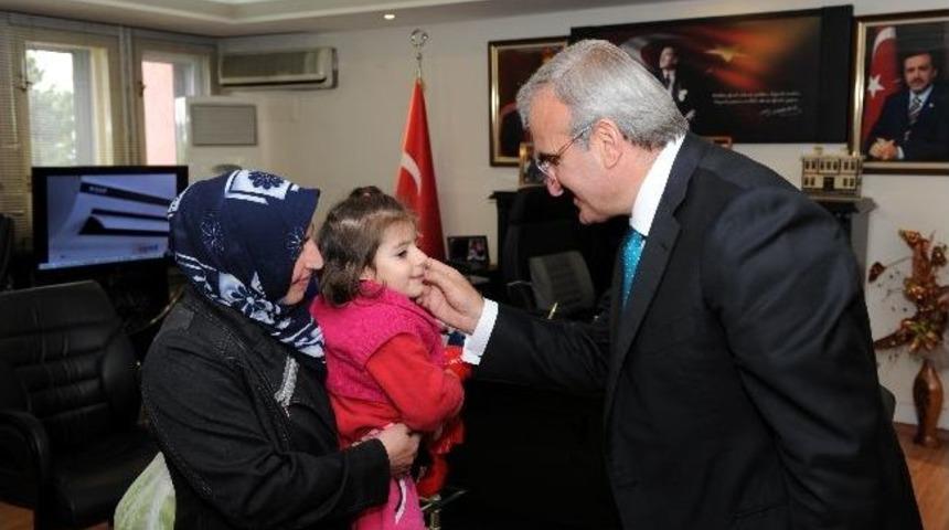&Ccedil;ocuklarının Tedavisine Yardımcı Olan Aile Vali Karaloğlu&rsquo;na &lsquo;teşekk&uuml;r&rsquo; Ziyaretinde Bulundu