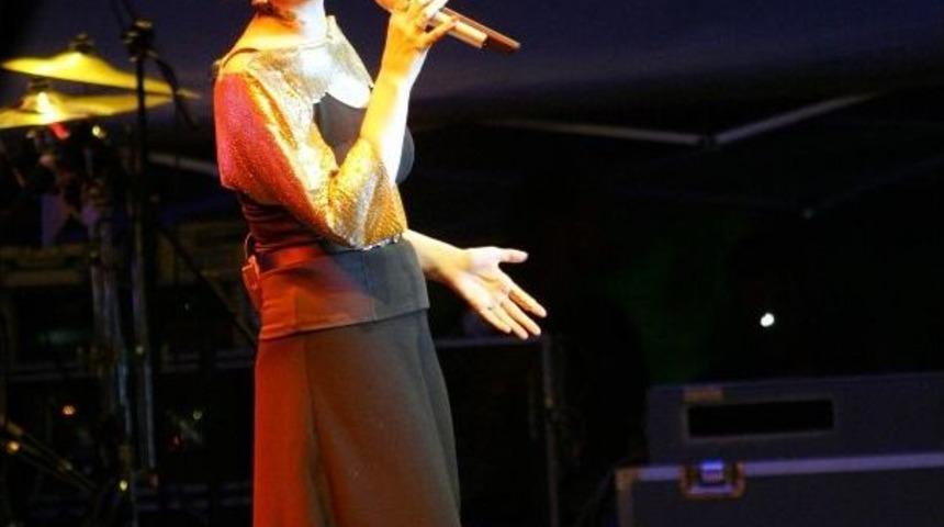 Sıla Doğum G&uuml;n&uuml;n&uuml; Sahnede Kutladı