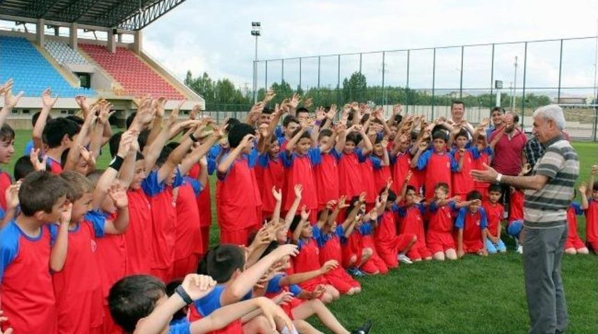 4 Eyl&uuml;l Belediyespor Yaz Futbol Okulu Başladı