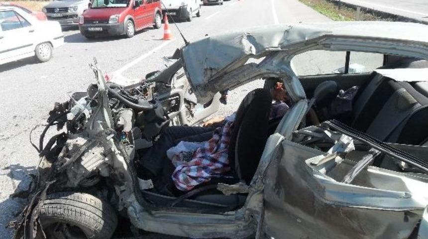 Balıkesir'de Feci Kaza: 2 &Ouml;l&uuml;, 1 Yaralı