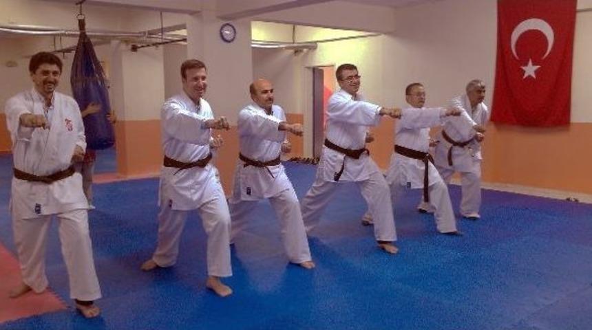 Ak Parti'li Erdin&ccedil;&rsquo;ten Karate G&ouml;sterisi