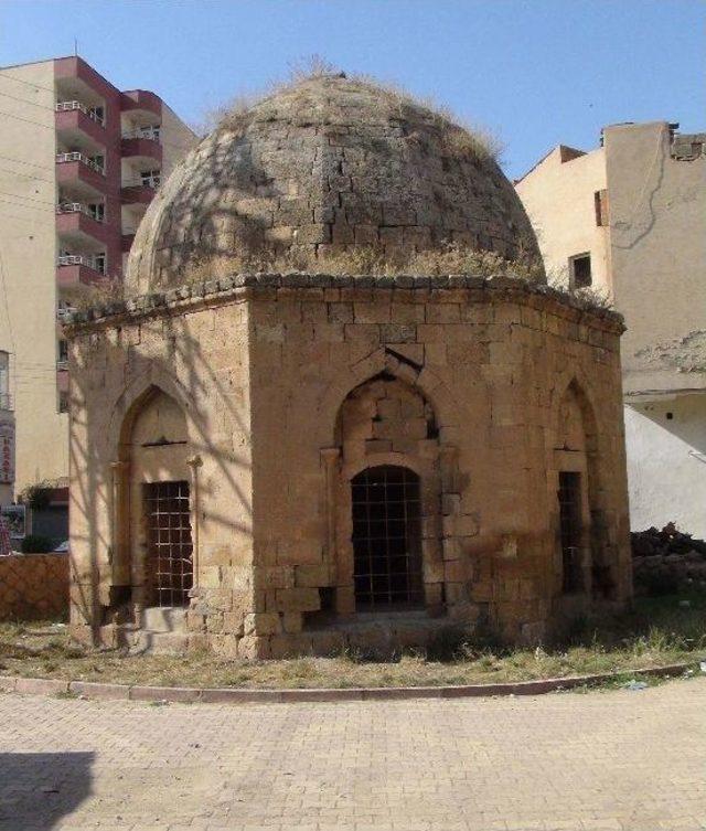 Kızıltepe'deki Şahkulubey Kümbeti Kaderine Terk Edildi