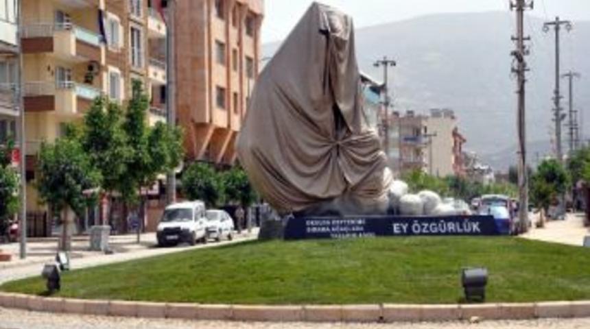 Salihli&rsquo;de &Ouml;zg&uuml;rl&uuml;k Heykeli A&ccedil;ılıyor