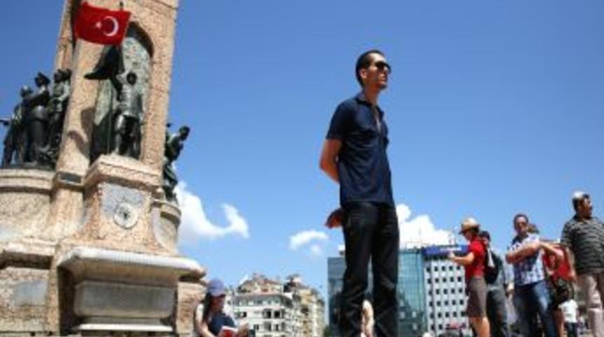 Taksim&rsquo;de 'duran Adam' Ve 'yatan Adam' Eylemi