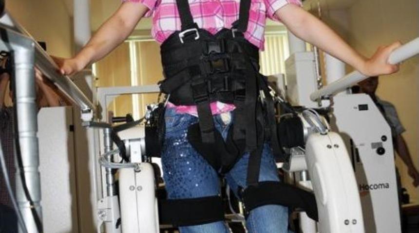 Engelli Kız, Ziyaretine Gelmesi I&ccedil;in Başbakan'a Şiirle Seslendi