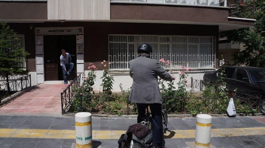 Bisikleti Ile Meclis'e Giden BDP'li K&uuml;rk&ccedil;&uuml;'den G&ouml;zaltılara Alkışlı Protesto