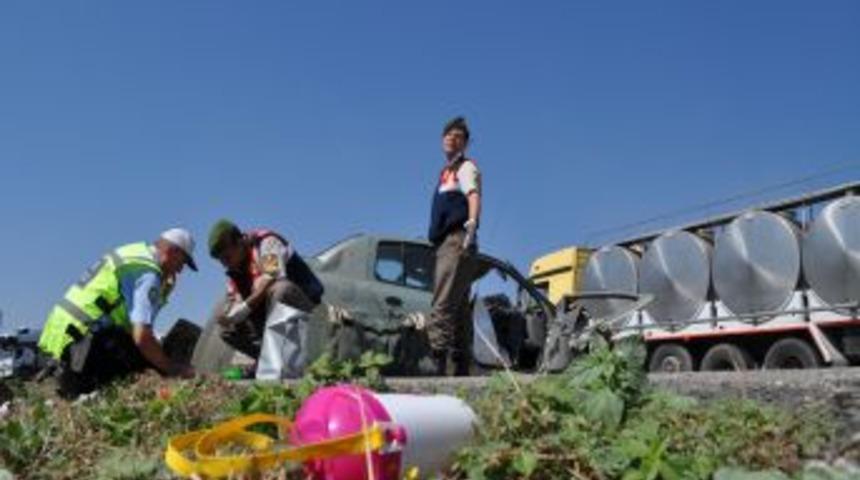 Kazada Aracın Motor, Kapı Ve Tekerleği Metrelerce Uzağa Fırladı: 2 &Ouml;l&uuml;