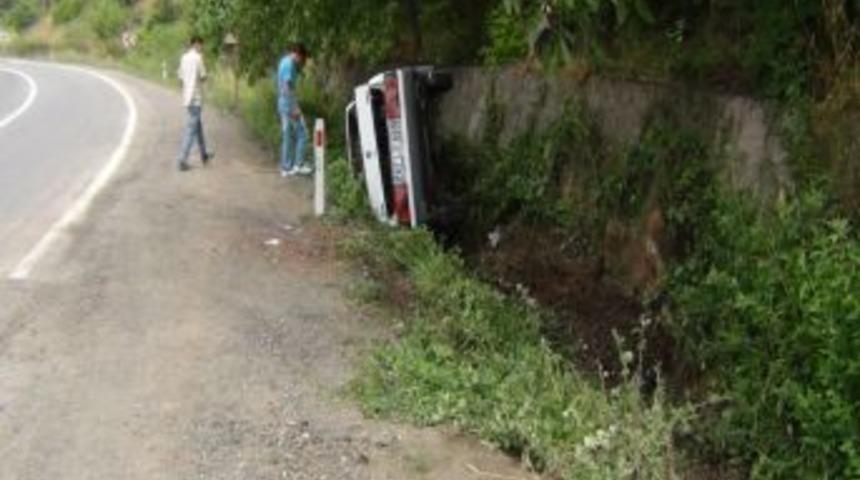 Şarampole Devrilen Otomobilde 4 Kişi Yaralandı