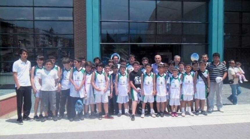 Minik Basketbolculara Karne Hediyesi