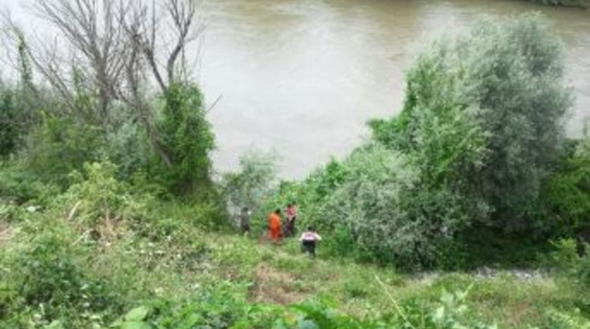 Otomobil Irmağa D&uuml;şt&uuml;, 2 &Ccedil;ocuk Kayboldu