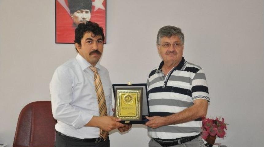 Kitabının Gelirini Ses-der'e Bağışlayan Başğut'a Plaket