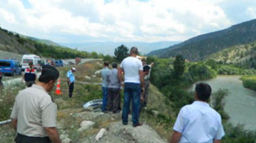 Otomobil Kızılırmak'a u&ccedil;tu