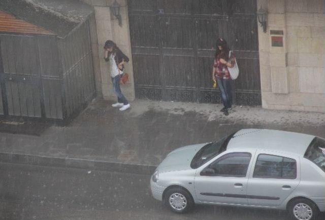 Erzurum’da Doluyla Karışık Sağanak Yağmur Yağışı