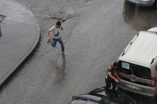 Erzurum’da Doluyla Karışık Sağanak Yağmur Yağışı