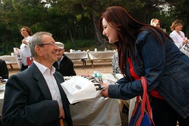 Gölpark'ta Huzur Evi Sakinlerine Babalar Günü Etkinliği