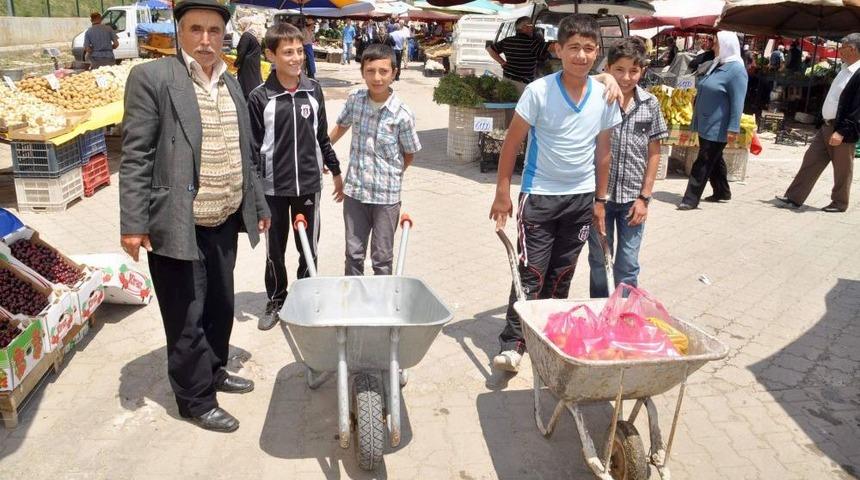 &Ccedil;ocuklar El Arabasıyla Ha&ccedil;lıklarını Kazanıyor