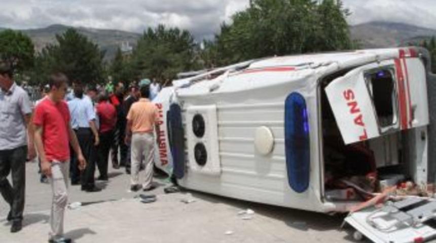Yaralı Taşıyan Ambulansın Minib&uuml;sle &Ccedil;arpışmasını Mobese Kaydetti