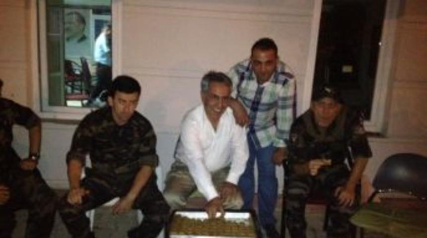 Eski Belediye Başkanından N&ouml;bet&ccedil;i Polislere Baklava Ikramı