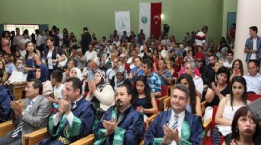 Hukuk Fak&uuml;ltesi&rsquo;nde 2. Mezuniyet Sevinci