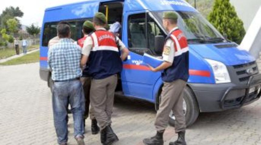 Camiden Kilim &Ccedil;aldığı Iddia Edilen 3 Kişi G&ouml;zaltına Alındı