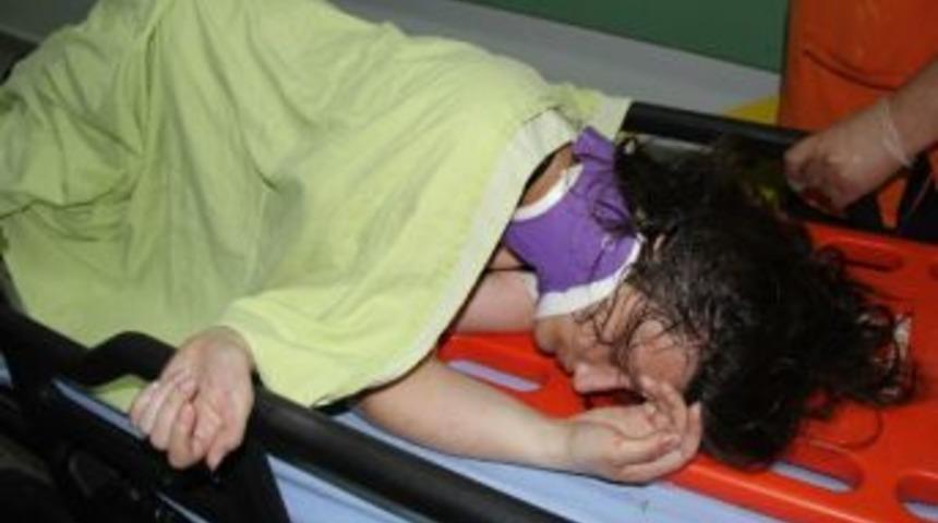 Otomobilin &Ccedil;arptığı Gen&ccedil; Kız Ağır Yaralandı