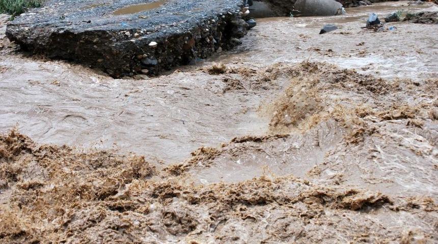 Fatsa'da Aşırı Yağmur Irmağı Taşırdı, K&ouml;pr&uuml;ler Yıkıldı, Bir Ara&ccedil; Kayboldu