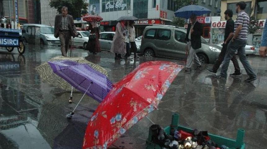 Yağışlı Hava Şemsiye Satıcılarının Y&uuml;z&uuml;n&uuml; G&uuml;ld&uuml;rd&uuml;