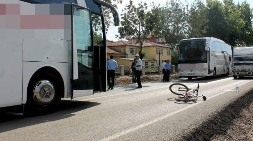 Otob&uuml;s&uuml;n &Ccedil;arptığı Gen&ccedil;, Yaşam Savaşını Kaybetti