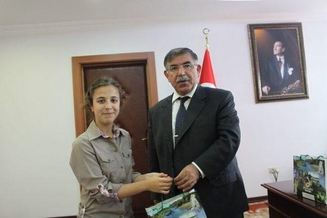 T&uuml;rkiye 2. si &Ccedil;ift&ccedil;i Halime Zengin Vali Yılmaz&rsquo;ı Ziyaret Etti 1