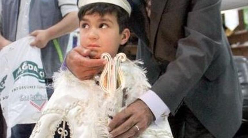 S&uuml;nnet Olacak &Ccedil;ocuklara Kıyafetleri Dağıtıldı