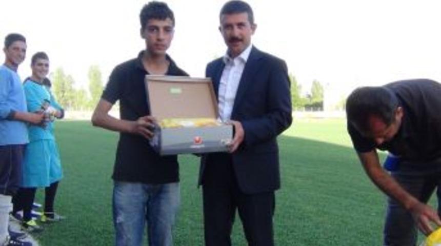 Hask&ouml;y Kaymakamlığı &Ouml;ğrencilere Spor Malzemesi Dağıttı