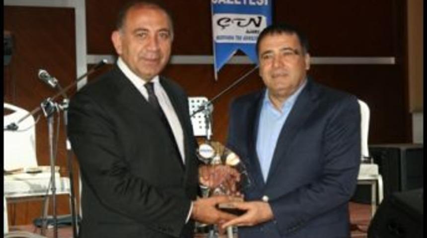 Seyfettin Başkan &ouml;d&uuml;l&uuml;n&uuml; G&uuml;rsel Tekin&rsquo;in elinden aldı