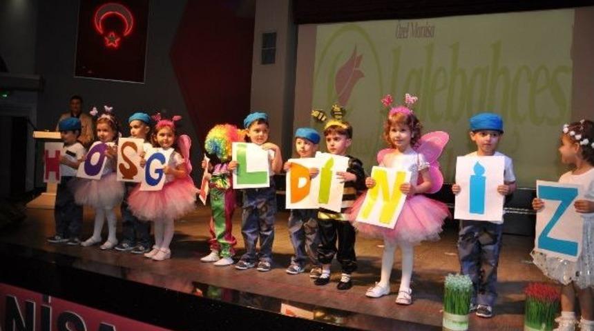 Miniklerin Yıl Sonu G&ouml;sterisi B&uuml;y&uuml;ledi