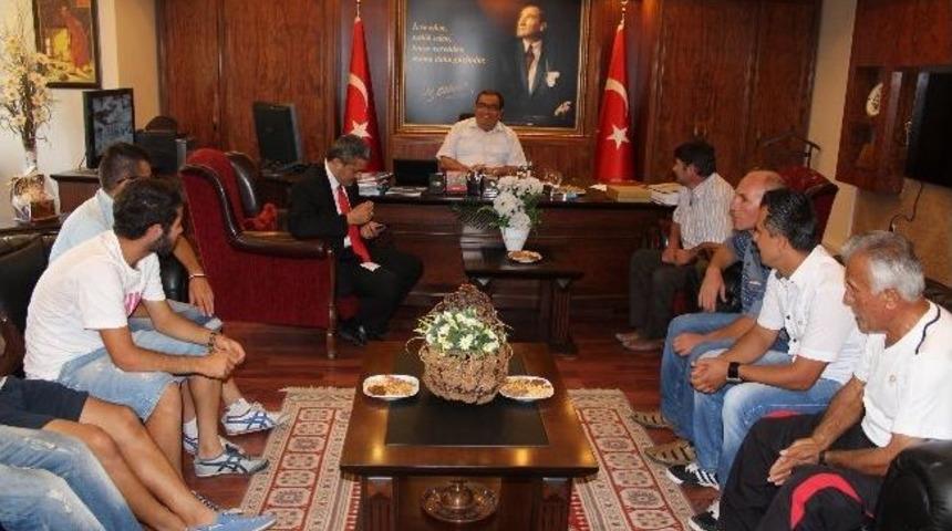 Şampiyonların Ziyareti S&uuml;r&uuml;yor