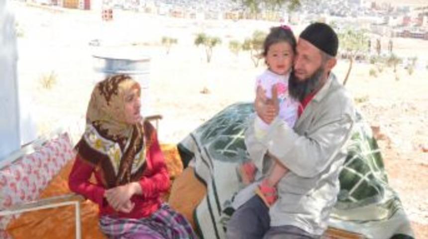 Şanlıurfa'da 3 Kişilik Erdal Ailesi 4 G&uuml;nd&uuml;r Sokakta Yaşıyor