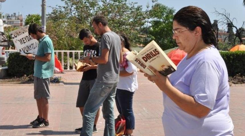 38 Derece Sıcak Altında 'duran Adamlara' Su Ve Eşarplı Destek