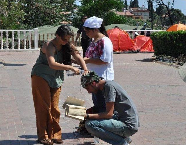 38 Derece Sıcak Altında 'duran Adamlara' Su Ve Eşarplı Destek