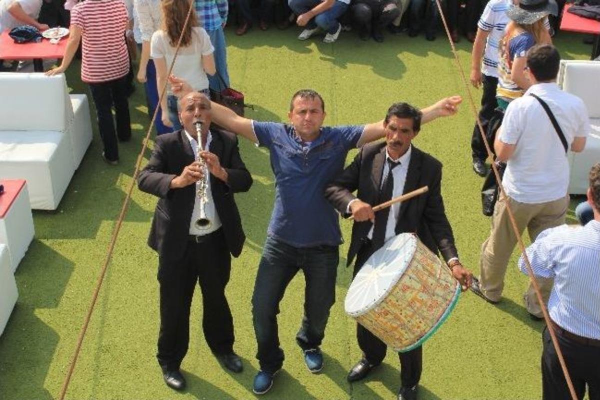 Vapurda Davul Zurnalı Eğlenceli