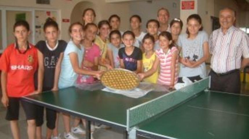 Burhaniye&rsquo;de Başarılı Hentbolculara Baklava Ziyafeti