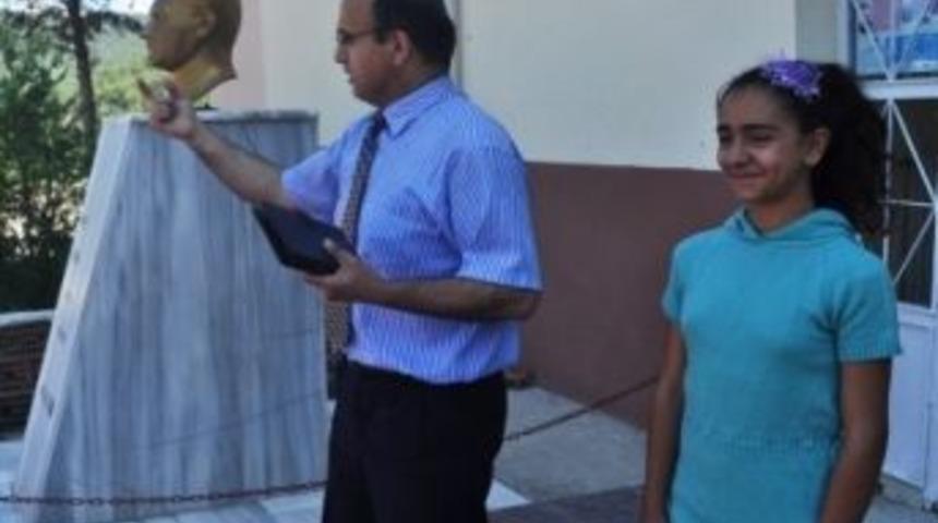 Yeşilova İlkokulu&rsquo;nda Enaz Devamsızlık Yapan &Ouml;ğrenciye Tablet Bilgisayar Hediye Edildi