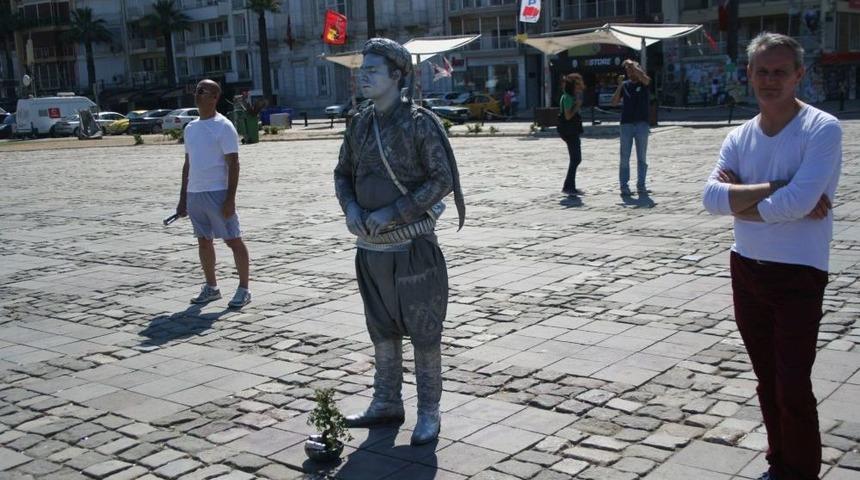 İstanbul'daki 'duran Adam' Protestosu İzmir'e Sı&ccedil;radı