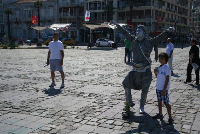 İstanbul'daki 'duran Adam' Protestosu İzmir'e Sıçradı